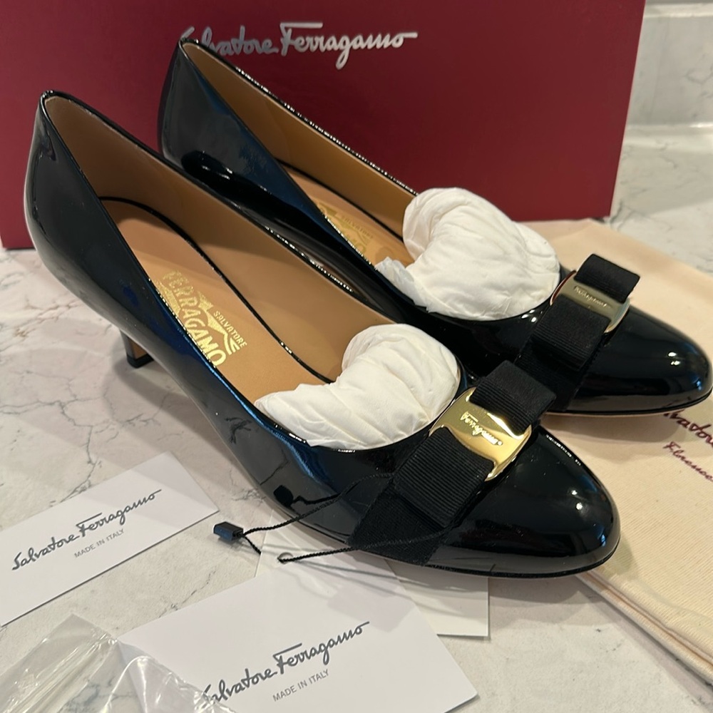 Salvatore Ferragamo Carla Bow Low Heel Pumps 55 Black Patent Size 10